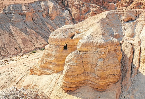 Una de las cuevas de Qumrán, al noroeste de la ribera del Mar Muerto, donde se hallaron los escritos