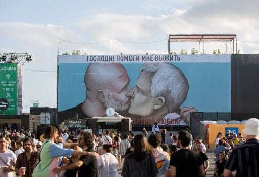 Mural con e beso entre Guardiola y Mourinho