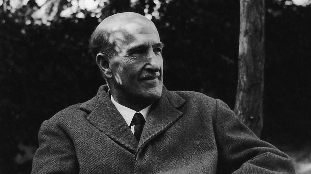 Vicente Aleixandre, fotografiado en el jardín de Velintonia