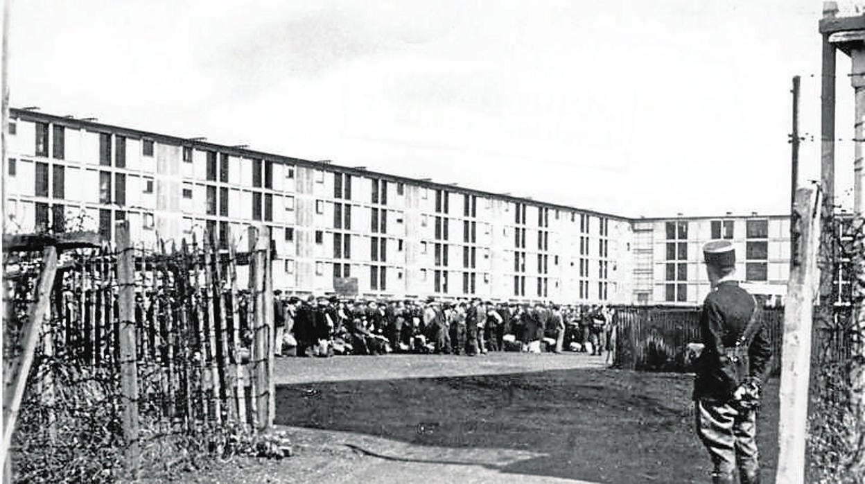 Los abuelos de Jablonka fueron deportados desde el tétrico campo de detención de Drancy (arriba)