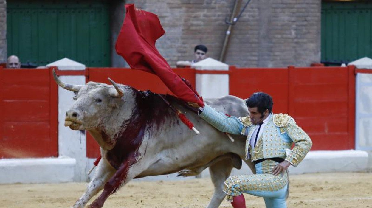 Morante de la Puebla, rodilla en tierra con el sobrero