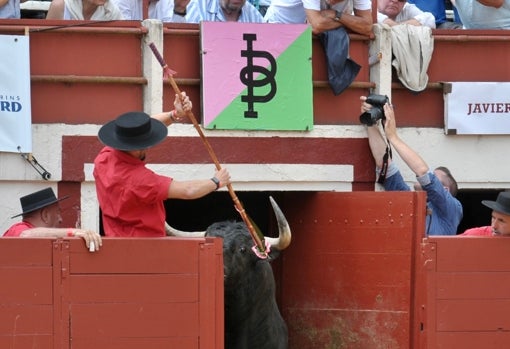 A la plaza de Vic llegan aficionados de toda Francia, que suelen mantenerse en silencio desconcertando al torero en su faena