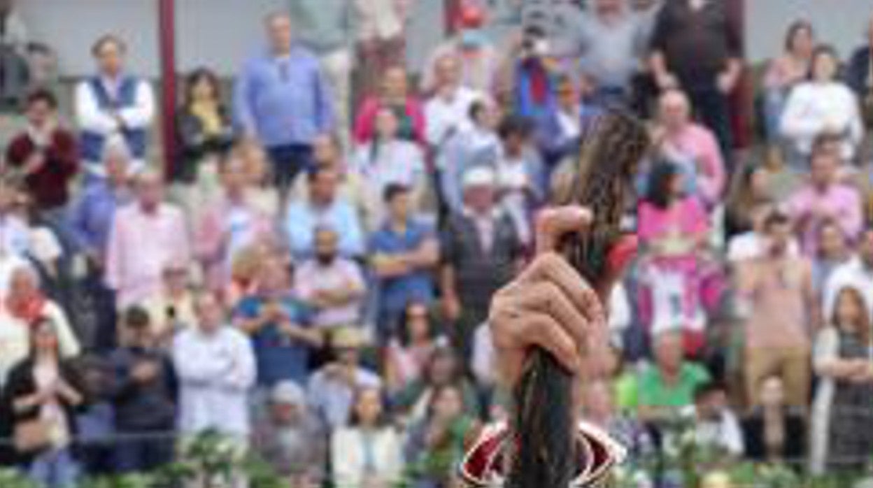 El Niño de la Capea, con las dos orejas y el rabo que cortó al toro de su reaparición
