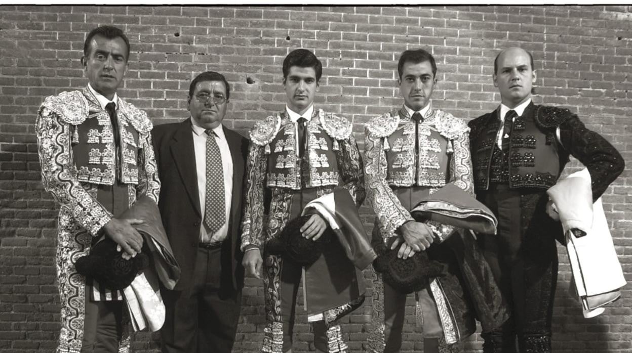 Rafael Morante junto a su hijo y la cuadrilla de este en la plaza de toros de Las Ventas