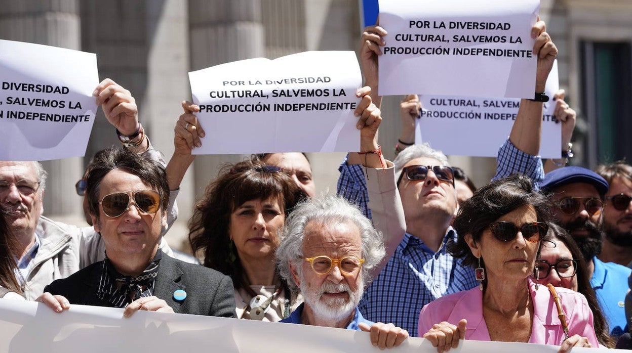 Protestas contra la ley audiovisual frente al Congreso