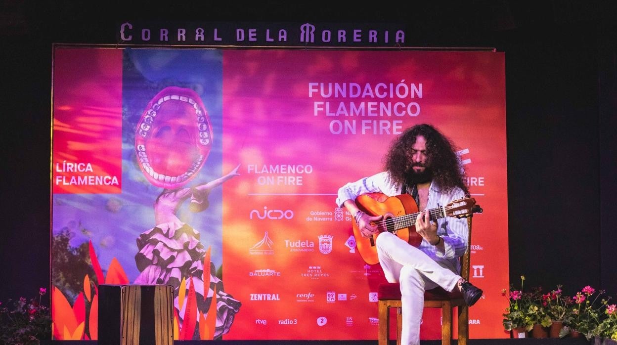 El guitarrista Joni Jiménez, quien acomapñará a La Fabi, Sandra Carrasco y Alba Heredia, en la presentación en Corral de la Morería