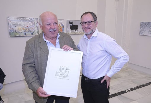 Jesús Aguirre junto a Nieto con la caricatura que le ha regalado el dibujante