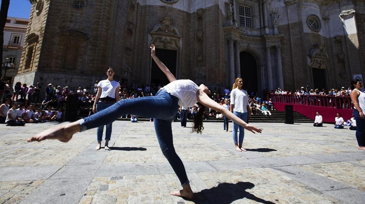 La danza ha tomado las calles en el festival Cádiz en Danza