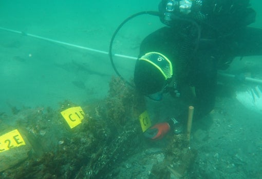 Hallan una lancha cañonera del XVIII que naufragó en Algeciras con un falso libro