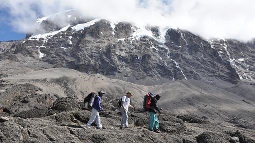 Rumbo a Barafu Hut, con la mole del Kibo al fondo