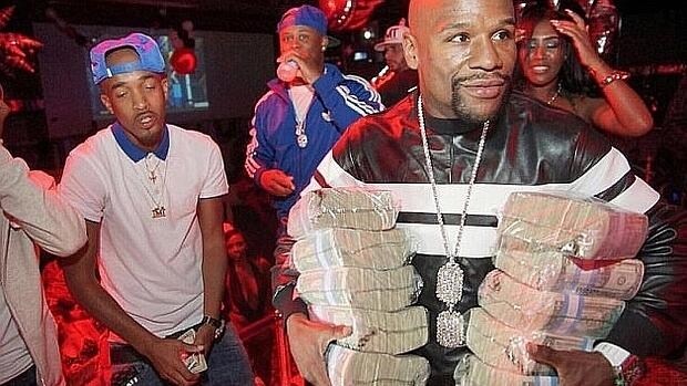 Mayweather entra en un club con diez fajos de billetes bajo los brazos