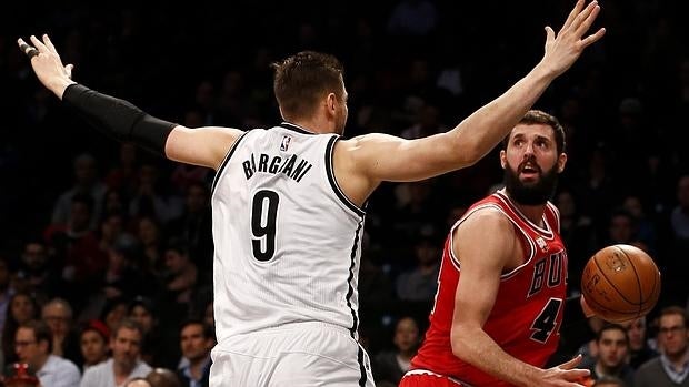 Bargnani defiende a Mirotic durante el partido