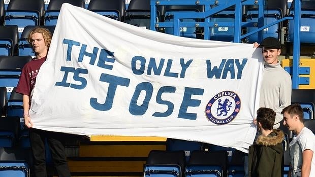 Pancarta de apoyo a Mourinho en el Chelsea-Liverpool