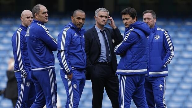 Mourinho, con su equipo de trabajo después de la derrota contra el Liverpool