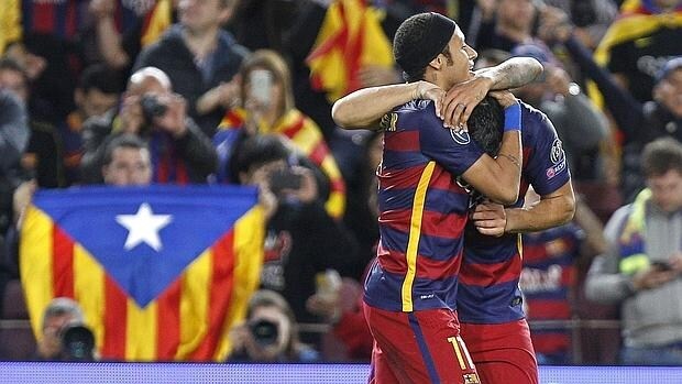 Neymar y Luis Suárez celebran un gol frente a una estelada