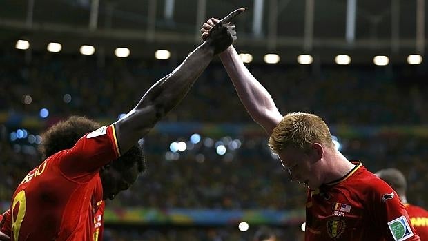 Lukaku y De Bruine celebran un gol belga