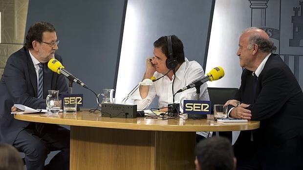 Mariano Rajoy, durante la entrevista con Vicente del Bosque en la Cadena Ser