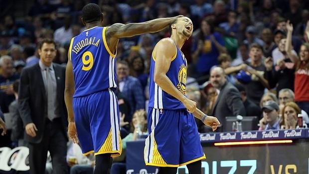 Iguodala felicita a Curry