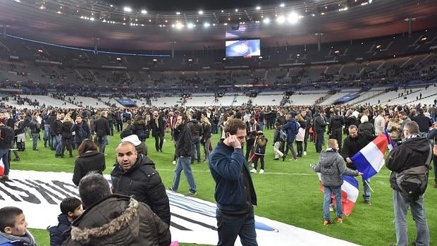 Los especatdores, abandonando el estadio