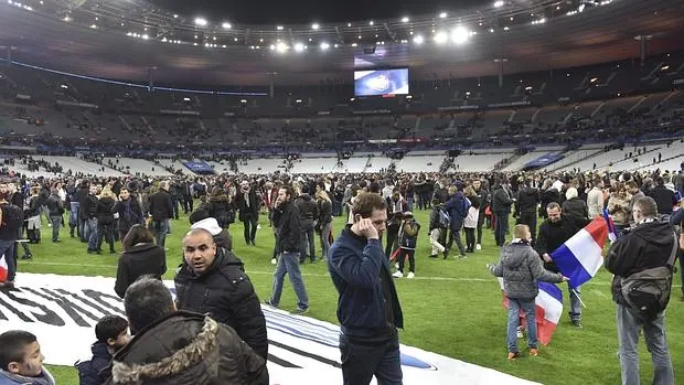 Los aficionados, en el césped del Estadio de Francia