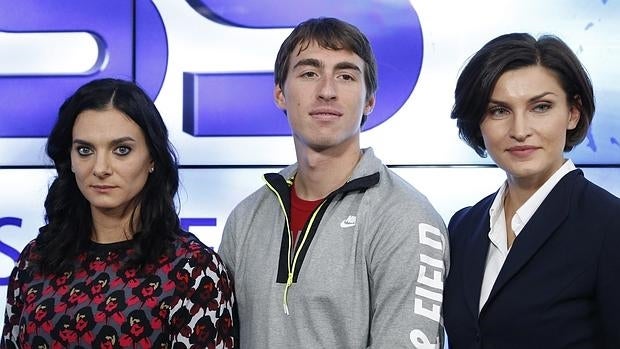 Los atletas rusos Yelena Isinbayeva (salto de pértiga), Sergei Shubenkov (110 m. vallas) y Anna Chicherova (salto de altura) durante una rueda de prensa celebrada en Moscú