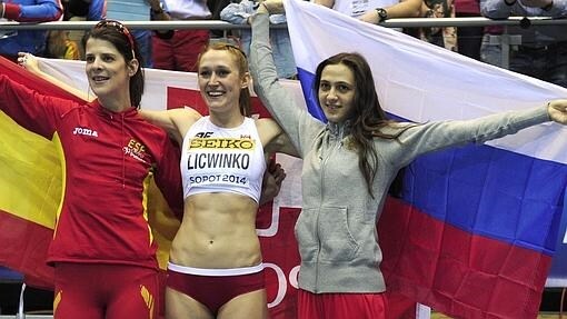 Kuchina, a la derecha, junto a Ruth Beitia y la polaca Licwinko en el Mundial indoor de Sopot 2014