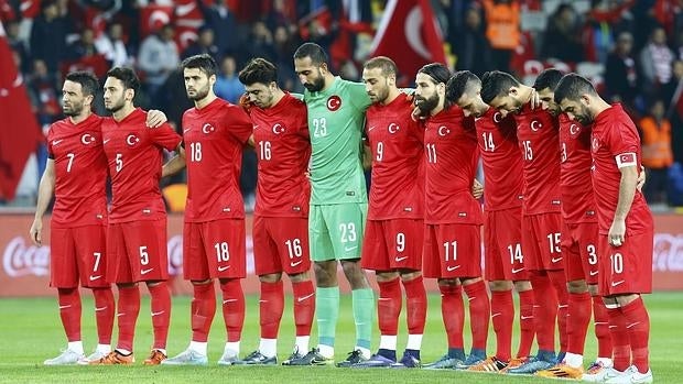 Los jugadores turcos durante el minuto de silencio