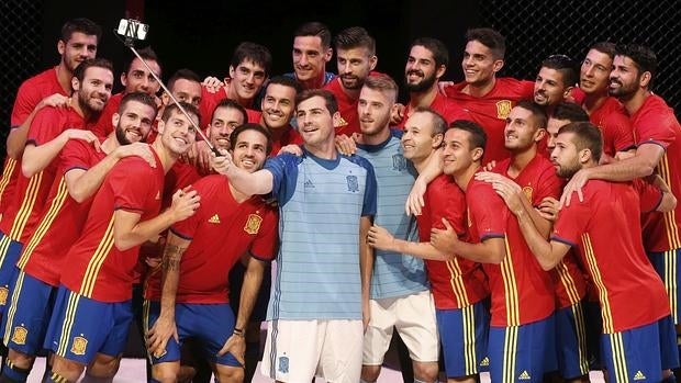 La selección española, en la presentación de su camiseta para la Eurocopa