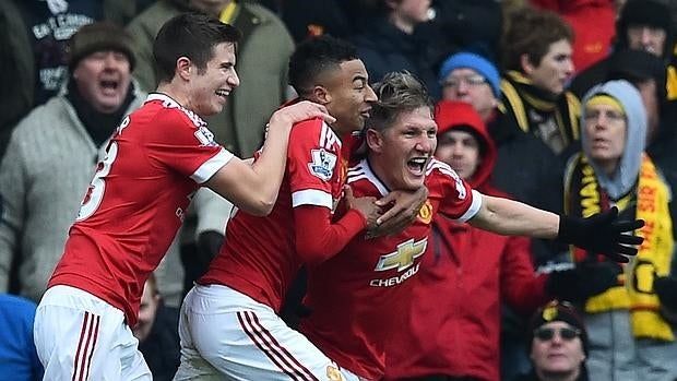 Schweinsteiger es felicitado por su gol en el último suspiro