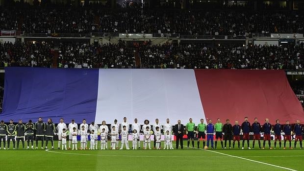 La enorme bandera francesa en las gradas del Bernabéu