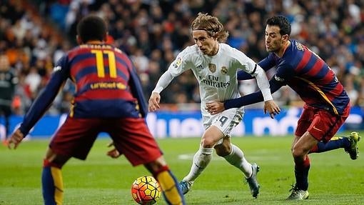 Modric, rodeado de rivales