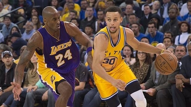 Kobe Bryant persigue a Curry durante el partido de anoche