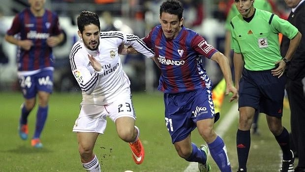 Sául porfía con Isco, durante el Éibar-Real Madrid de la pasada temporada