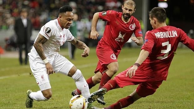 Karadeniz, turco del Rubin Kazan (al fondo), ante el Liverpool