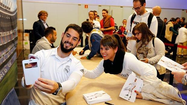 Isco y Jesé, protagonistas en la firma de autógrafos