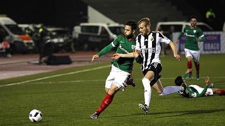 El local Joe disputa el balón a Kike Sola