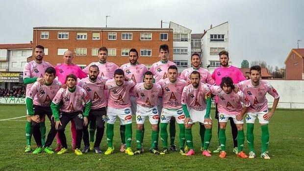 Los jugadores del Atlético Astorga muestran su apoyo a la AECC