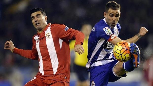 Reyes y Fernando Navarro, en el Deportivo-Sevilla FC