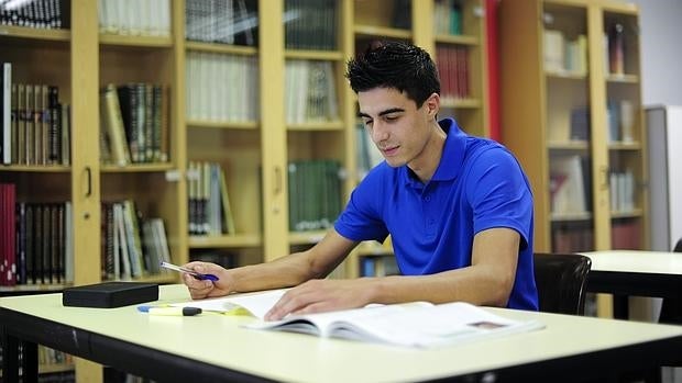 Joel González, campeón olímpico, en una biblioteca estudiando