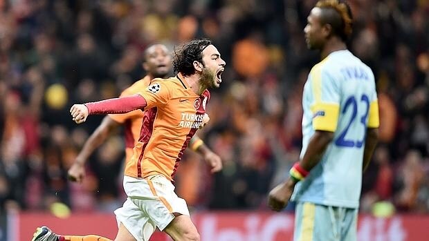 Selcuk Inan celebra el gol que dio el pase al Galatasaray