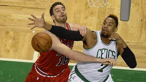 Pau Gasol disputa un balón