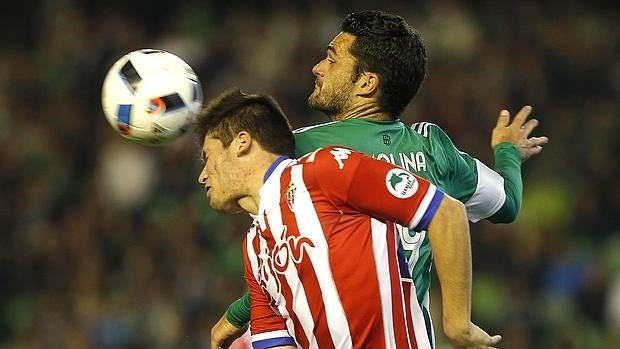 El Betis aguanta el empuje del Sporting