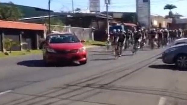 Un taxista embiste al pelotón en la Vuelta a Costa Rica