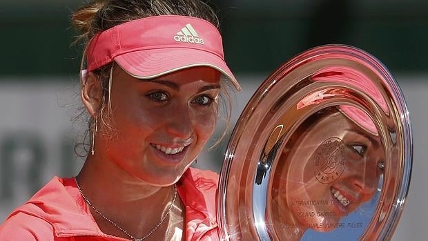 Paula Badosa, con su trofeo júnior de Roland Garros