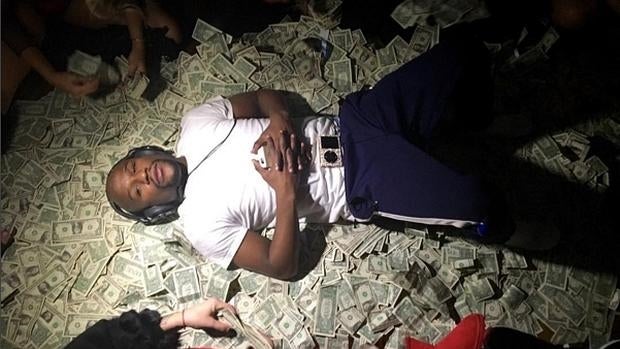 La polémica imagen de Mayweather acostado en dinero