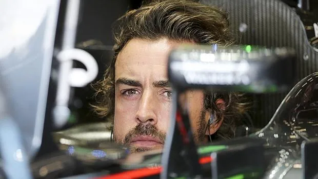 Fernando Alonso, sentado en el McLaren