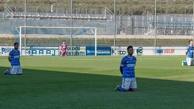 Protesta de los jugadores del Lucena en la pasada temporada