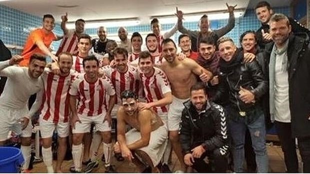 La plantilla del Huracán celebrando una victoria en el vestuario