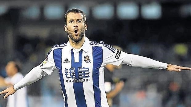 Imanol Agirretxe celebrando un gol con la Real Sociedad