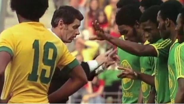 El árbitro forma la barrera de Zaire en la famosa acción del partido del Mundial de 1974 ante Brasil